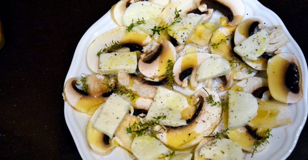 Ломтики грибов с расплавленным сыром моццарелла и тимьяном