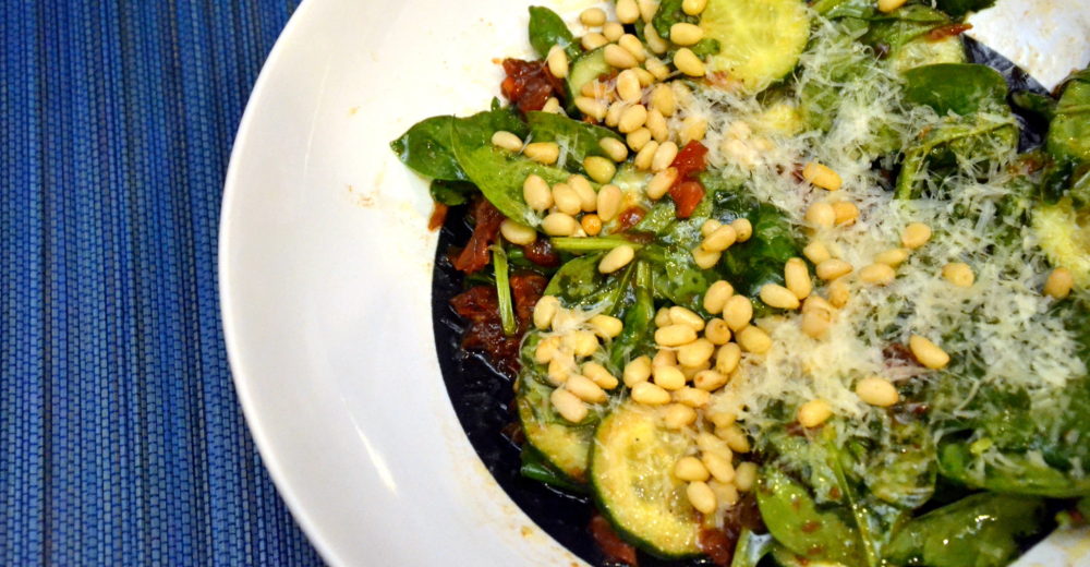 Салат из свежего огурца, кедровых орешков, шпината и вяленных томатов